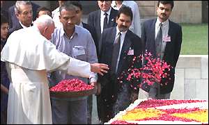 papa presara flosri pe mormantul yoghinului mahatma gandhi